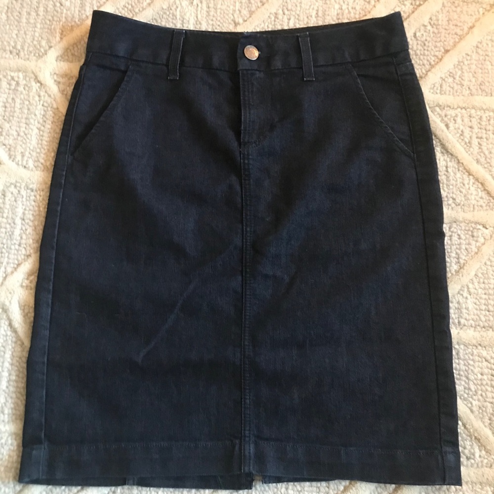 Banana Republic Size 4 dark wash jean skirt.